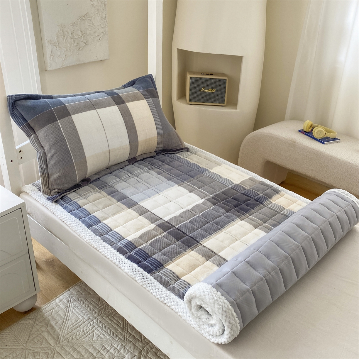 91家纺网 家纺一手货源 找家纺 凌云家纺 2025新款230克全消光牛奶绒夹棉加厚床盖学生宿舍床褥 布莱格-高克重绒