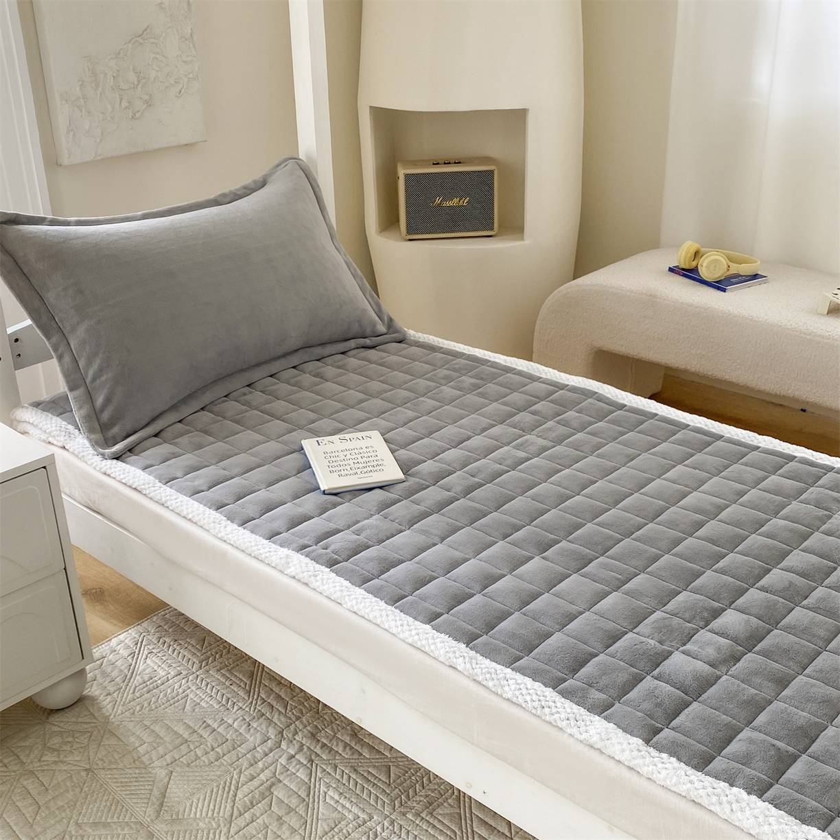 91家纺网 家纺一手货源 找家纺 凌云家纺 2025新款230克全消光牛奶绒夹棉加厚床盖学生宿舍床褥 炫耀灰-高克重绒