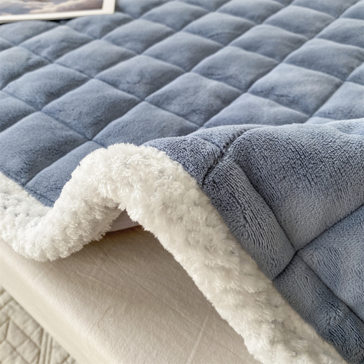 91家纺网 家纺一手货源 找家纺 凌云家纺 2025新款230克全消光牛奶绒夹棉加厚床盖学生宿舍床褥 星海蓝-高克重绒