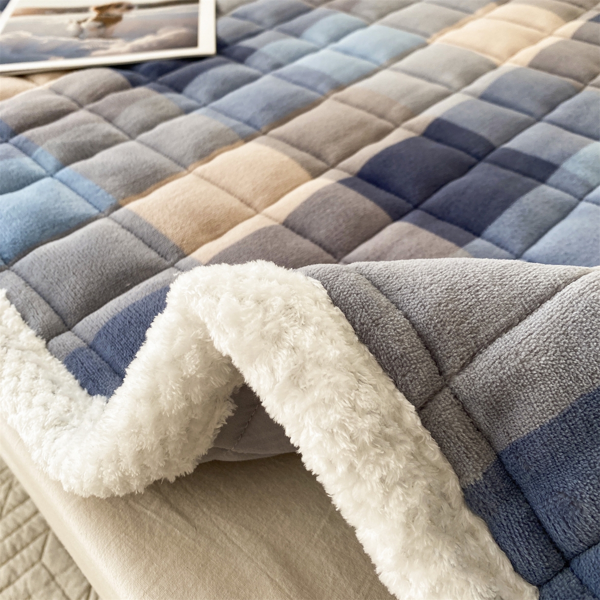 91家纺网 家纺一手货源 找家纺 凌云家纺 2025新款230克全消光牛奶绒夹棉加厚床盖学生宿舍床褥 灰蓝小格-高克重绒