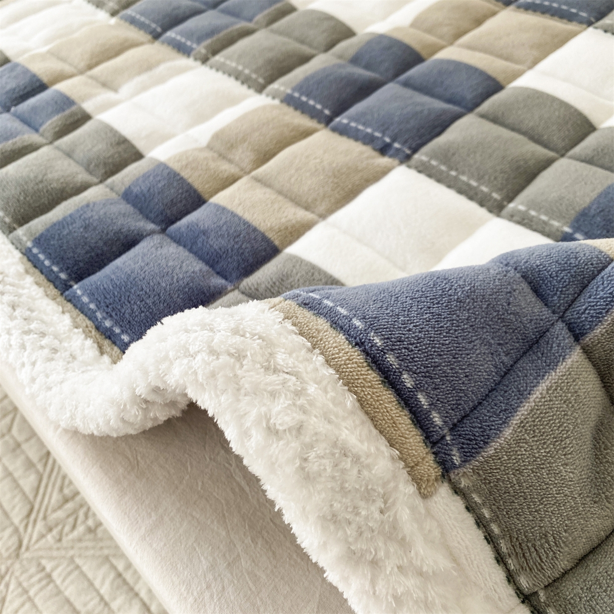 91家纺网 家纺一手货源 找家纺 凌云家纺 2025新款230克全消光牛奶绒夹棉加厚床盖学生宿舍床褥 千寻格-高克重绒