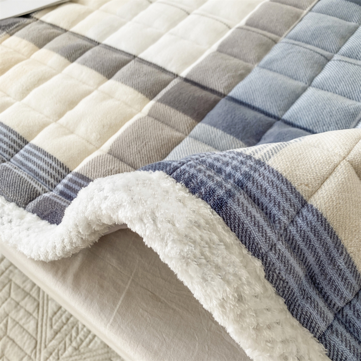 91家纺网 家纺一手货源 找家纺 凌云家纺 2025新款230克全消光牛奶绒夹棉加厚床盖学生宿舍床褥 布莱格-高克重绒