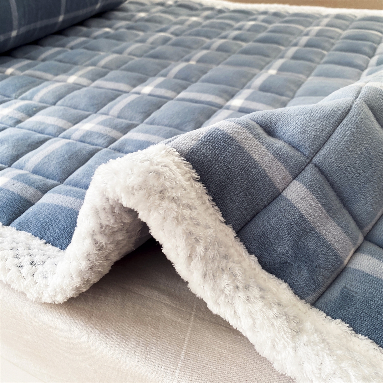 91家纺网 家纺一手货源 找家纺 凌云家纺 2025新款230克全消光牛奶绒夹棉加厚床盖学生宿舍床褥 蓝小格-高克重绒