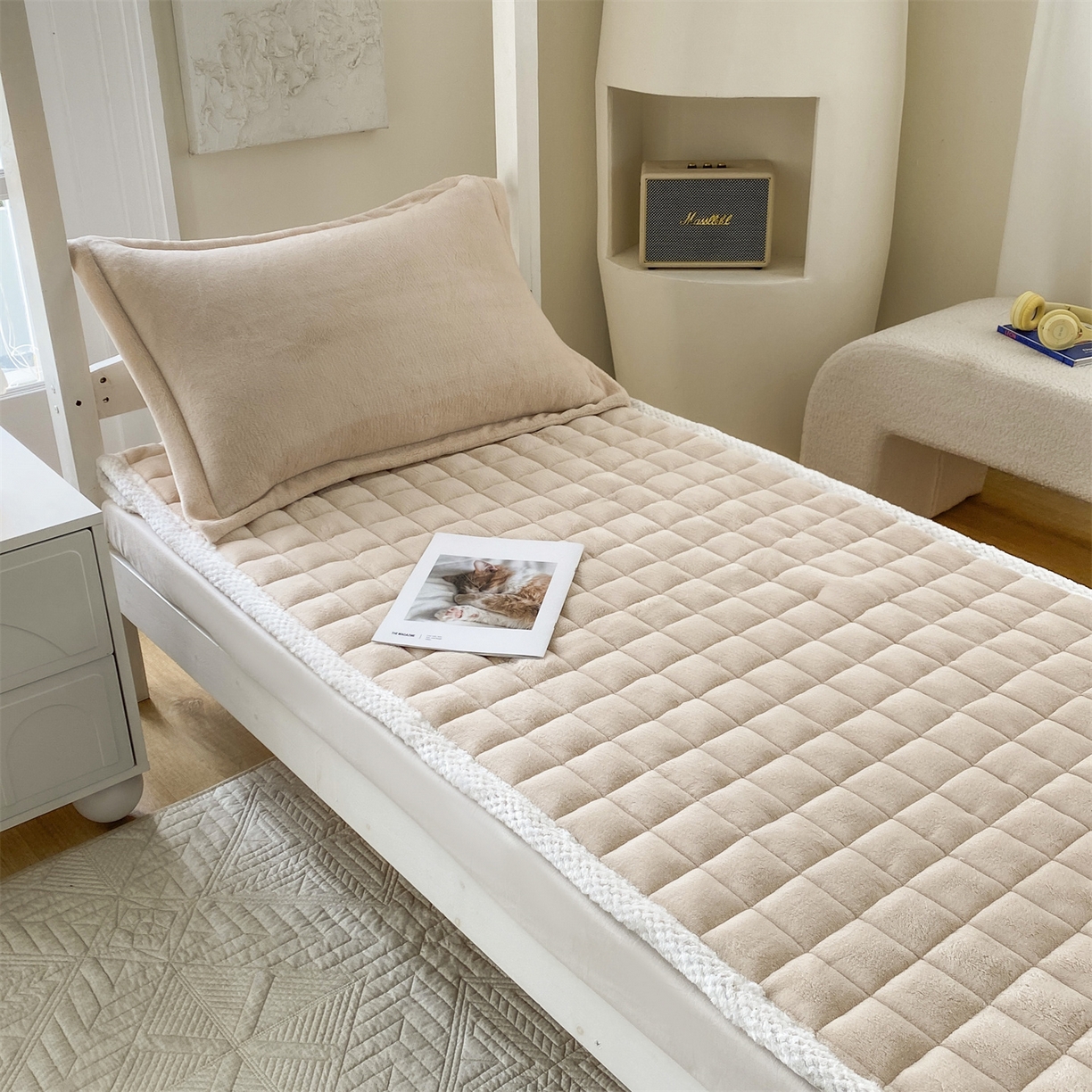 91家纺网 家纺一手货源 找家纺 凌云家纺 2025新款230克全消光牛奶绒夹棉加厚床盖学生宿舍床褥 奶咖-高克重绒