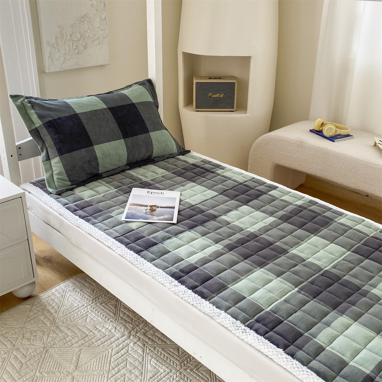 91家纺网 家纺一手货源 找家纺 凌云家纺 2025新款230克全消光牛奶绒夹棉加厚床盖学生宿舍床褥 绿大格-高克重绒