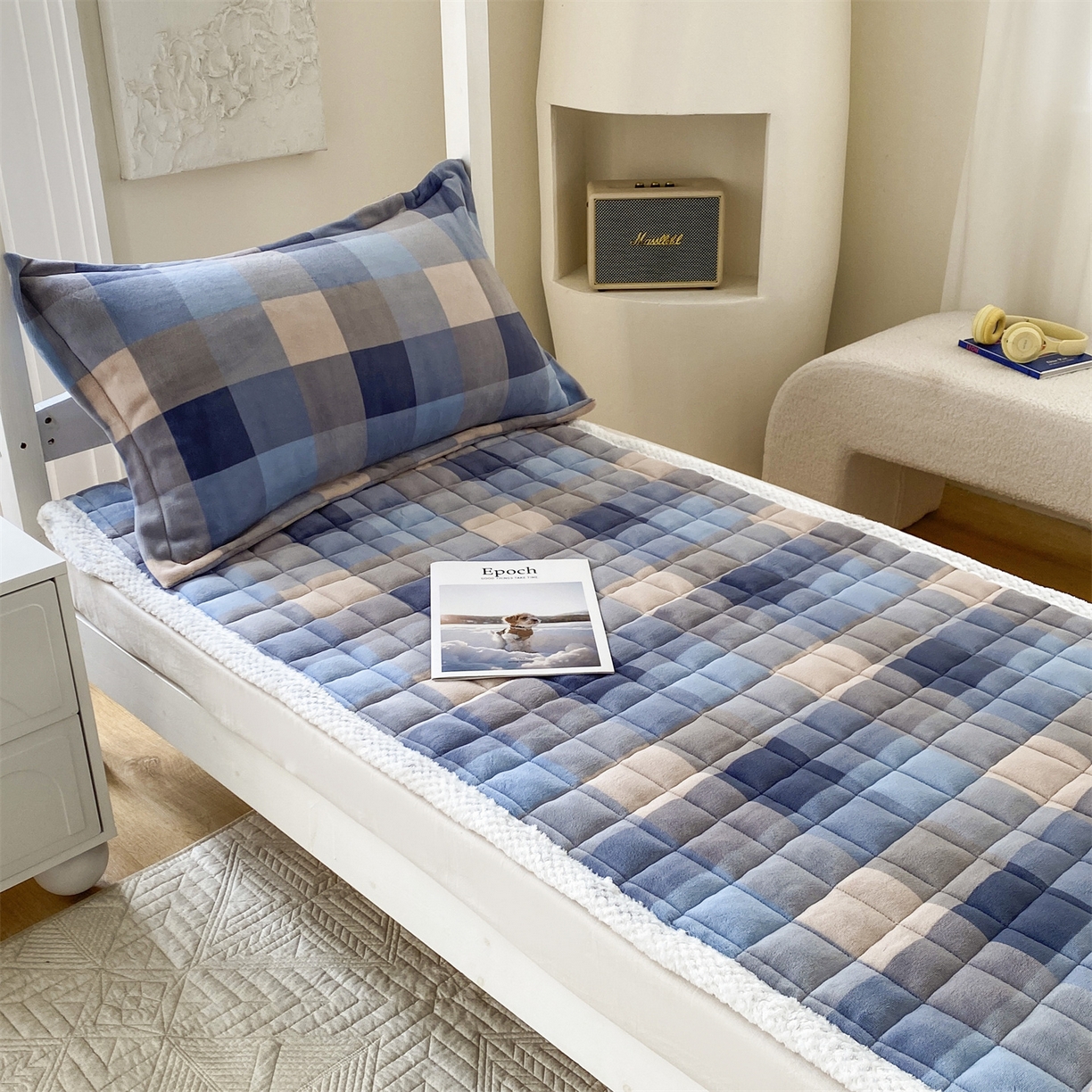 91家纺网 家纺一手货源 找家纺 凌云家纺 2025新款230克全消光牛奶绒夹棉加厚床盖学生宿舍床褥 灰蓝小格-高克重绒