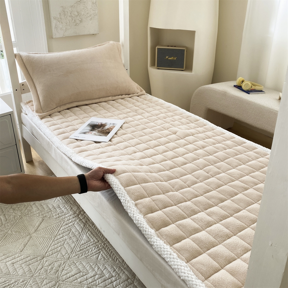 91家纺网 家纺一手货源 找家纺 凌云家纺 2025新款230克全消光牛奶绒夹棉加厚床盖学生宿舍床褥 奶咖-高克重绒