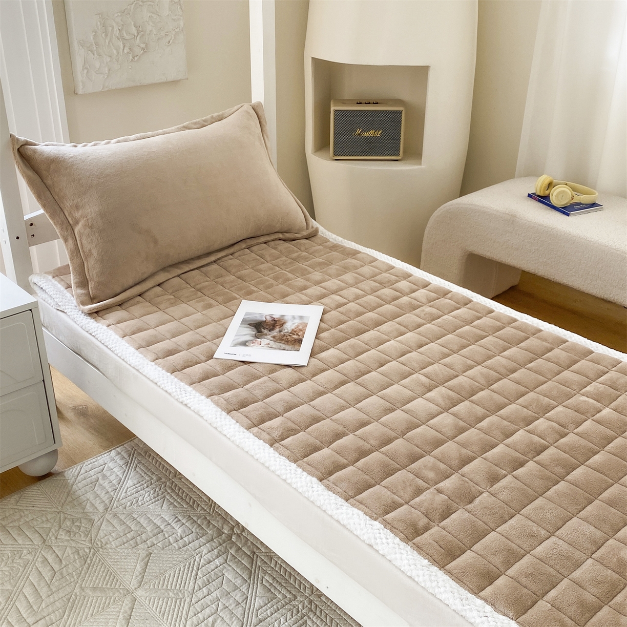 91家纺网 家纺一手货源 找家纺 凌云家纺 2025新款230克全消光牛奶绒夹棉加厚床盖学生宿舍床褥 浅驼-高克重绒