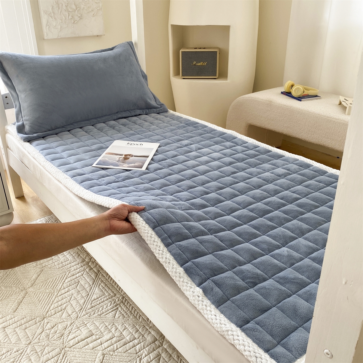 91家纺网 家纺一手货源 找家纺 凌云家纺 2025新款230克全消光牛奶绒夹棉加厚床盖学生宿舍床褥 星海蓝-高克重绒