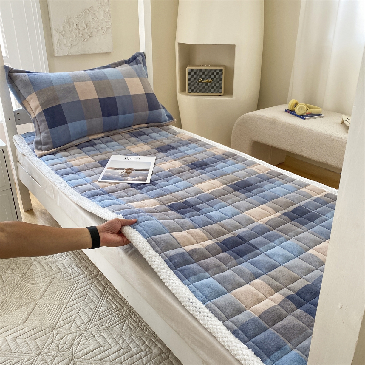 91家纺网 家纺一手货源 找家纺 凌云家纺 2025新款230克全消光牛奶绒夹棉加厚床盖学生宿舍床褥 灰蓝小格-高克重绒