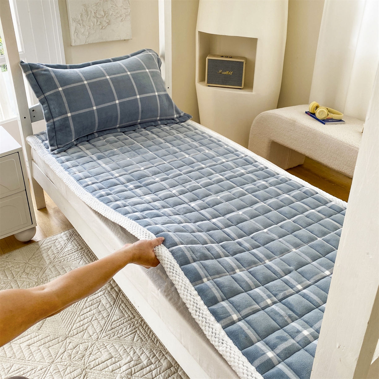 91家纺网 家纺一手货源 找家纺 凌云家纺 2025新款230克全消光牛奶绒夹棉加厚床盖学生宿舍床褥 蓝小格-高克重绒