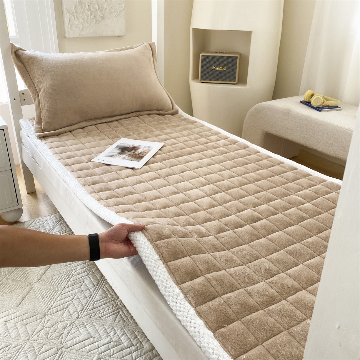 91家纺网 家纺一手货源 找家纺 凌云家纺 2025新款230克全消光牛奶绒夹棉加厚床盖学生宿舍床褥 浅驼-高克重绒