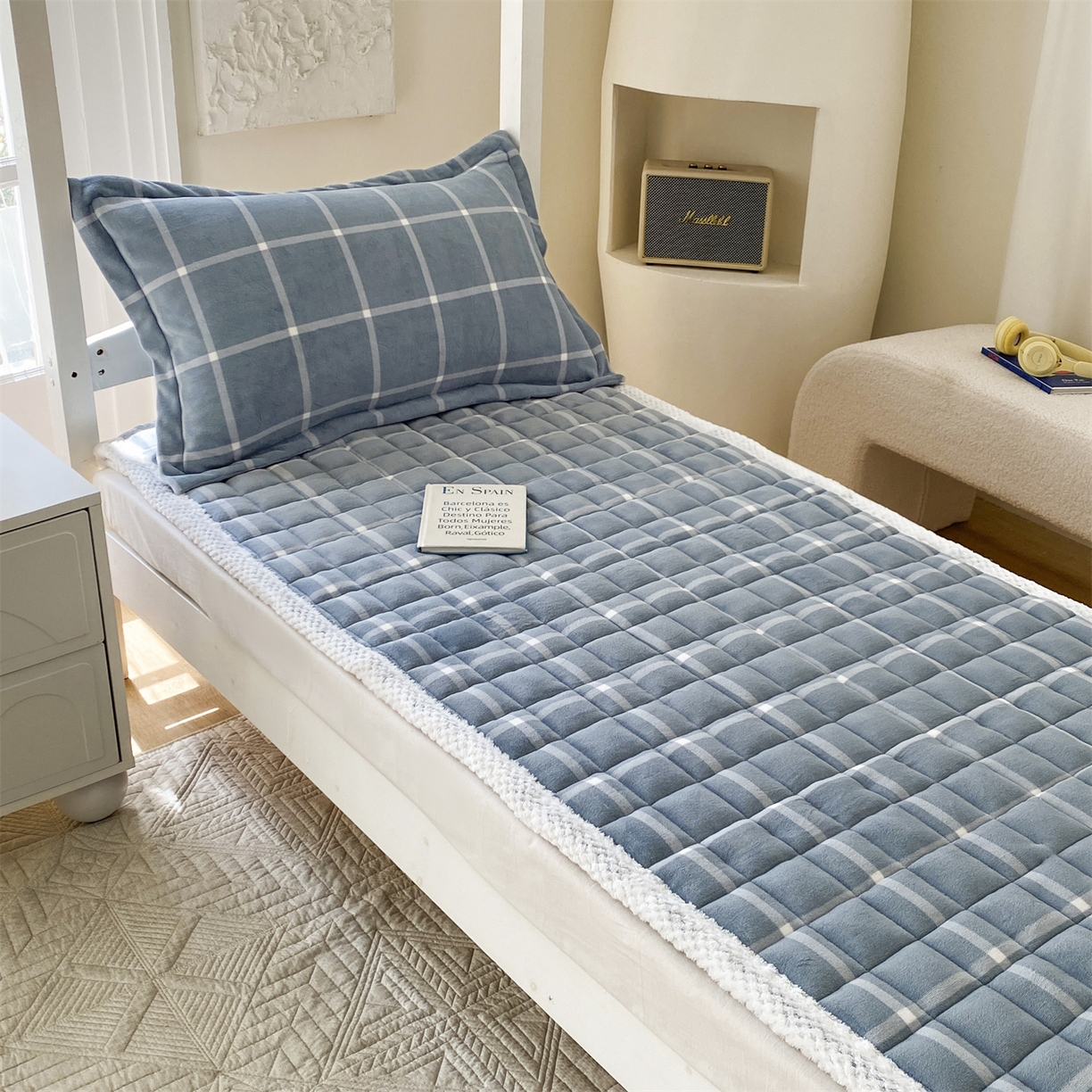 91家纺网 家纺一手货源 找家纺 凌云家纺 2025新款230克全消光牛奶绒夹棉加厚床盖学生宿舍床褥 蓝小格-高克重绒