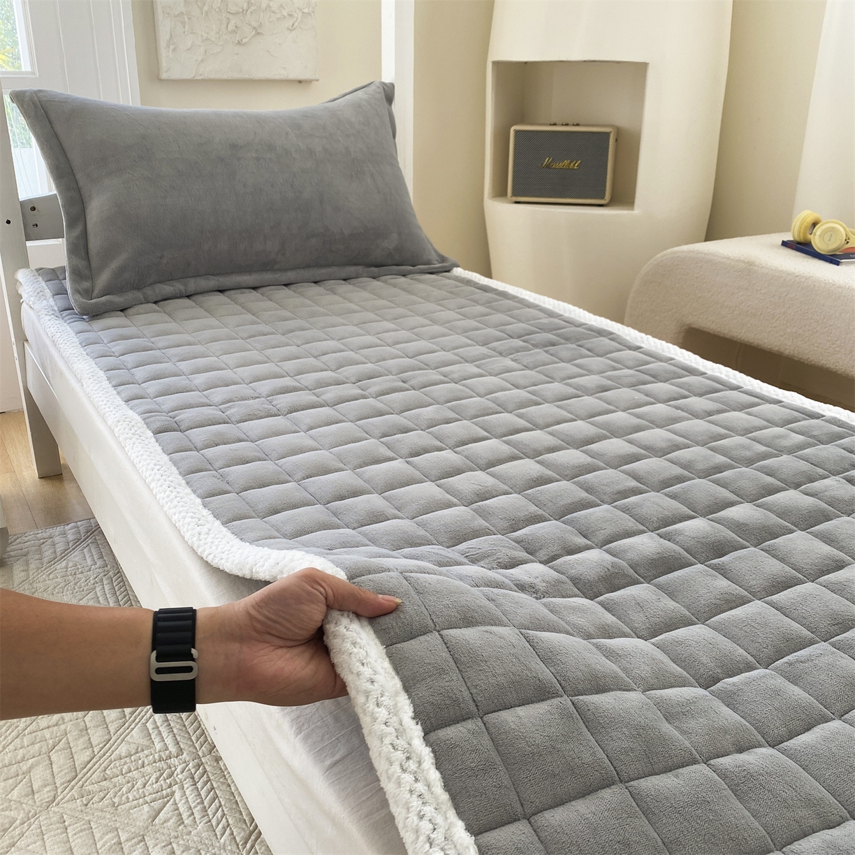 91家纺网 家纺一手货源 找家纺 凌云家纺 2025新款230克全消光牛奶绒夹棉加厚床盖学生宿舍床褥 炫耀灰-高克重绒