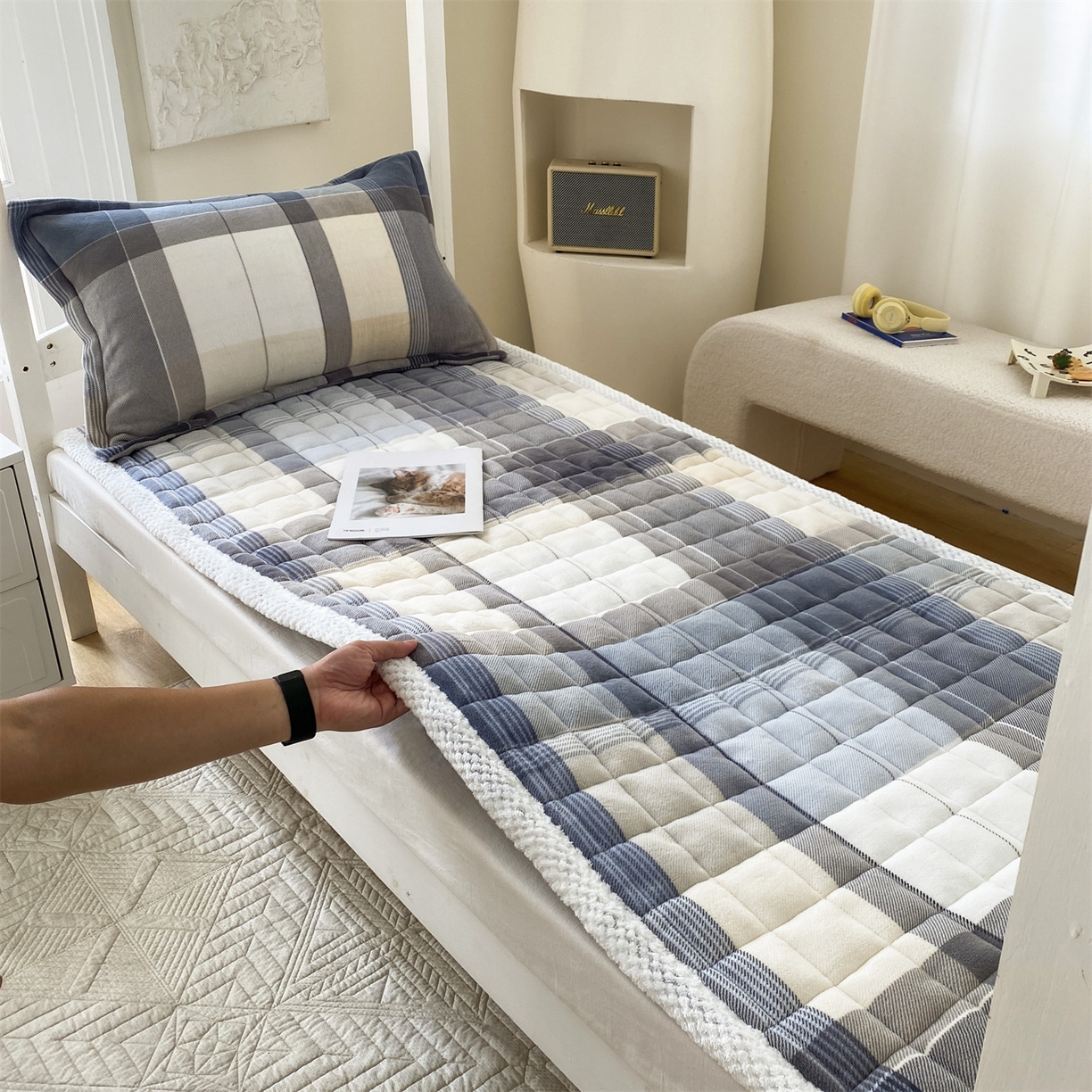 91家纺网 家纺一手货源 找家纺 凌云家纺 2025新款230克全消光牛奶绒夹棉加厚床盖学生宿舍床褥 布莱格-高克重绒