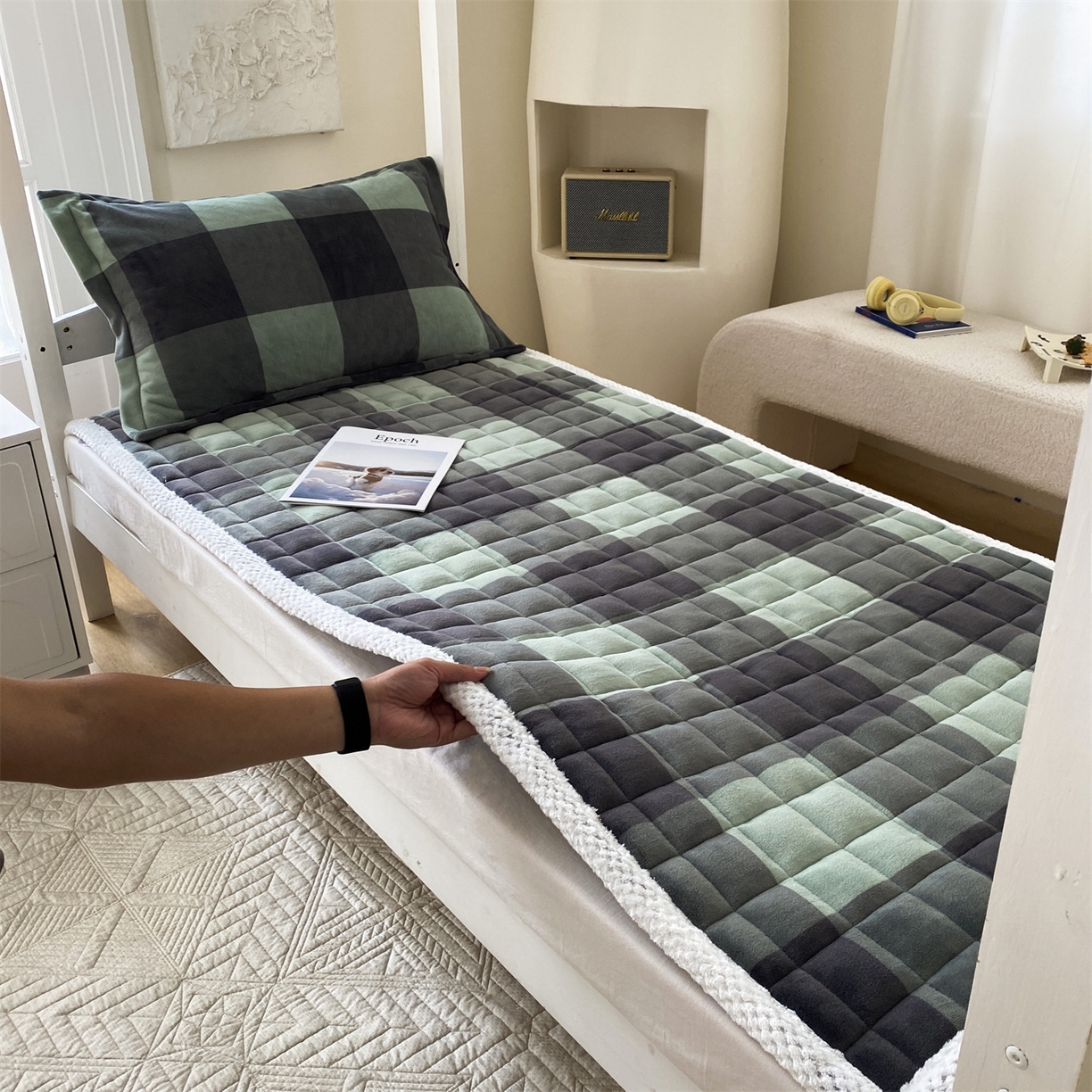 91家纺网 家纺一手货源 找家纺 凌云家纺 2025新款230克全消光牛奶绒夹棉加厚床盖学生宿舍床褥 绿大格-高克重绒