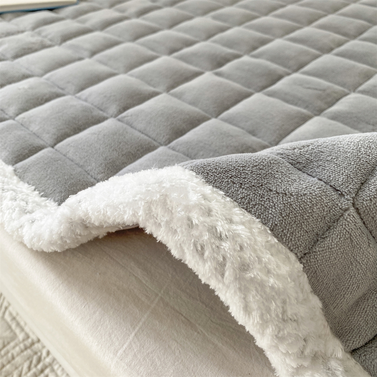 91家纺网 家纺一手货源 找家纺 凌云家纺 2025新款230克全消光牛奶绒夹棉加厚床盖学生宿舍床褥 炫耀灰-高克重绒