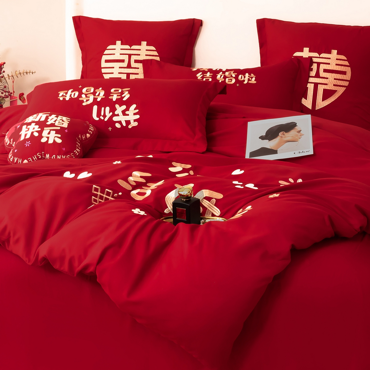 91家纺网 家纺一手货源 找家纺 梵克保罗 2025秋冬新款全棉绣花婚庆四件套六件套靠垫 棉我们结婚了