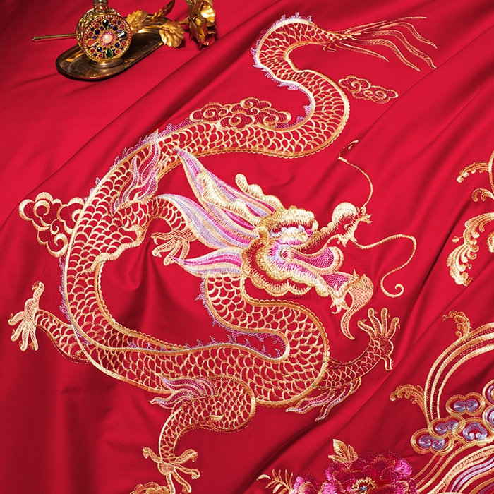 91家纺网 家纺一手货源 找家纺 梵克保罗 2025秋冬新款全棉绣花婚庆四件套六件套靠垫 棉盘龙绣凤