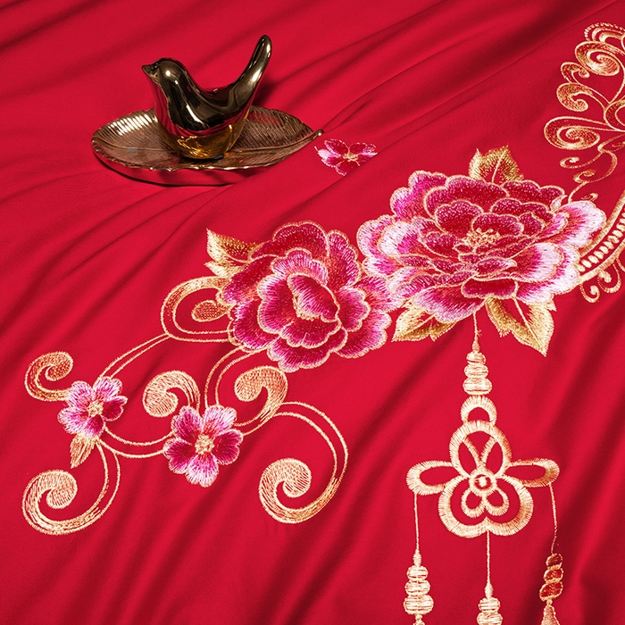 91家纺网 家纺一手货源 找家纺 梵克保罗 2025秋冬新款全棉绣花婚庆四件套六件套靠垫 棉美满婚姻