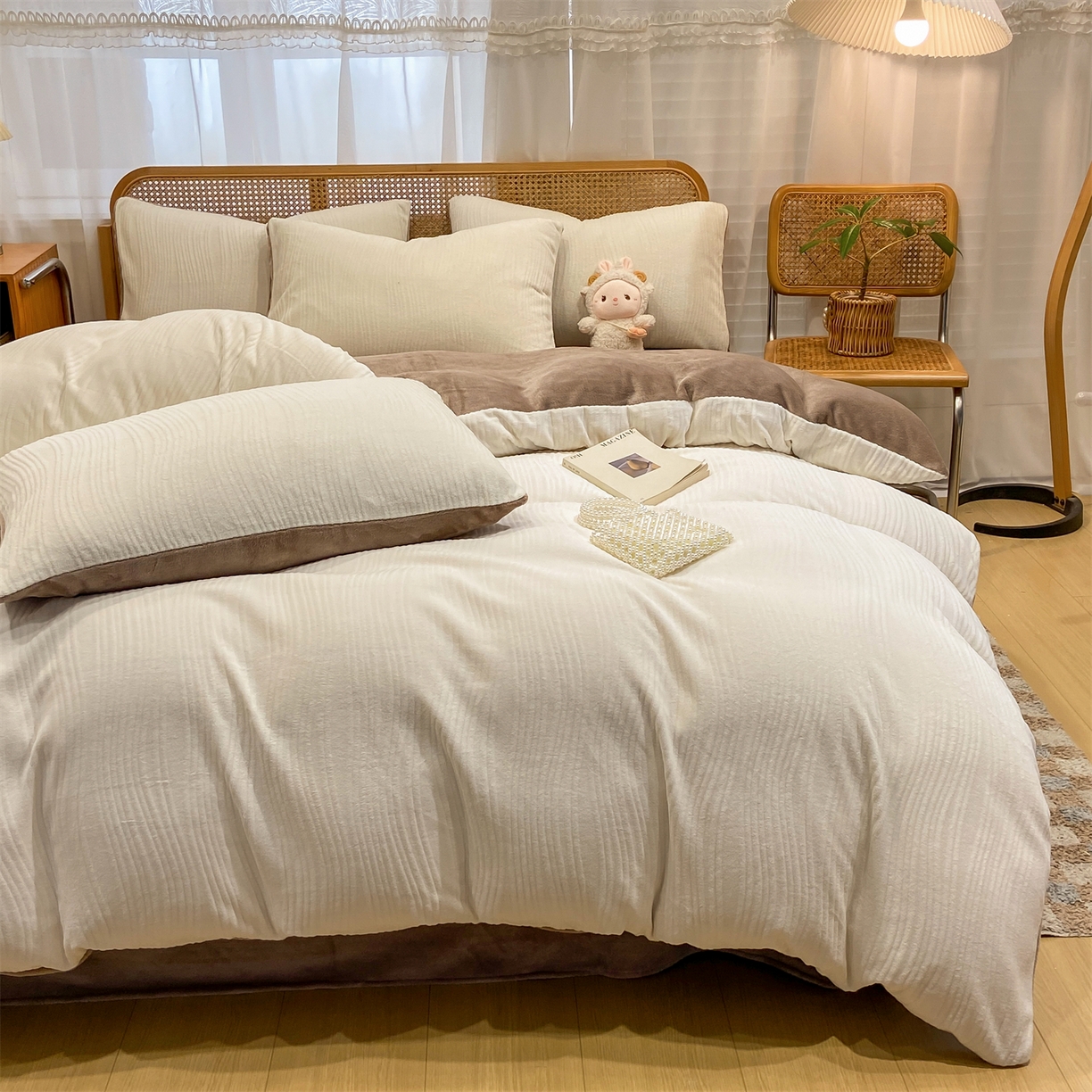 91家纺网 家纺一手货源 找家纺 灰鲸 2025新款高克重牛奶绒雕花简约纯色四件套 温妮-奶昔白+摩卡