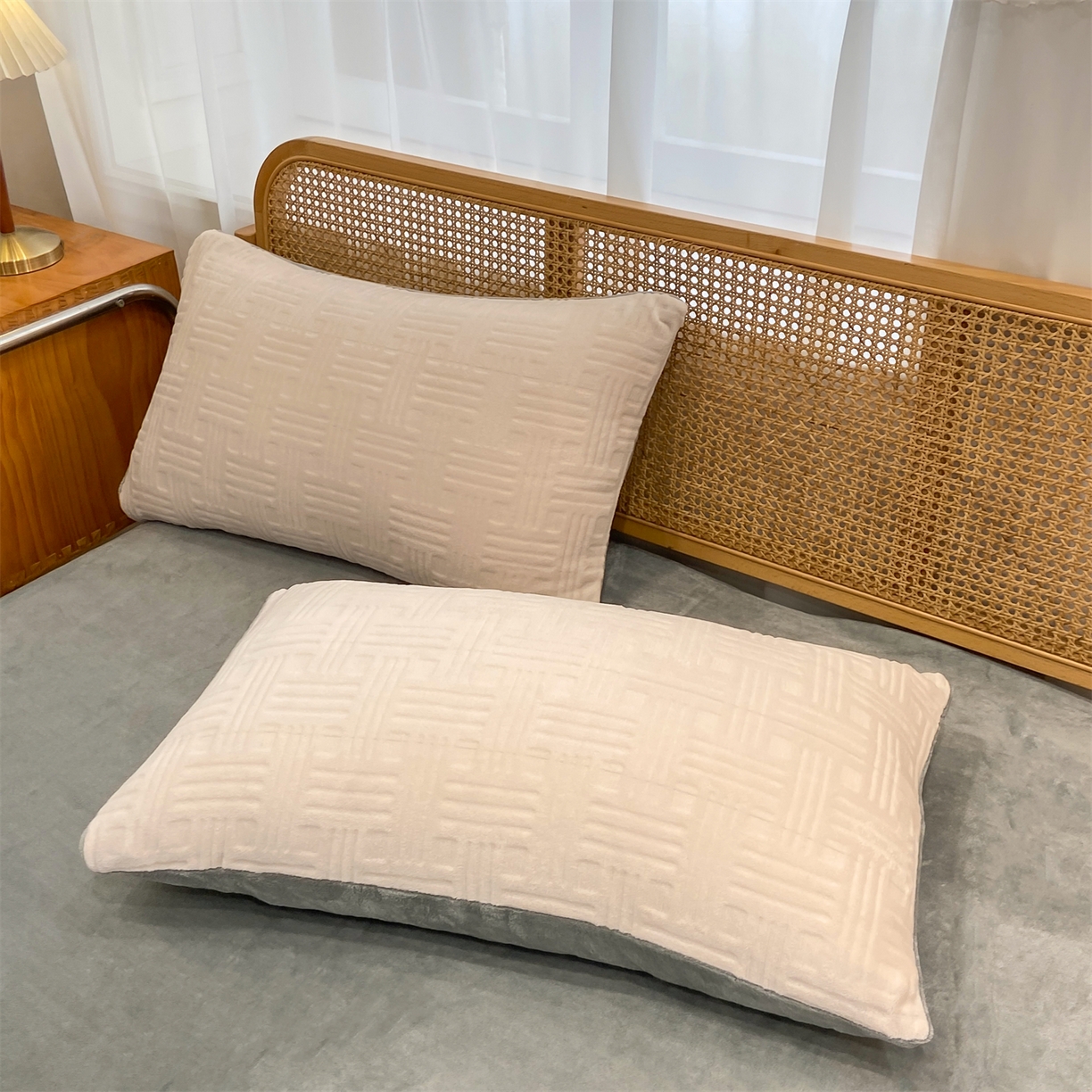 91家纺网 家纺一手货源 找家纺 灰鲸 2025新款高克重牛奶绒雕花简约纯色四件套 糖果格-奶茶+绅士灰