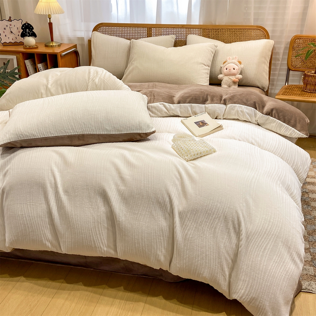 91家纺网 家纺一手货源 找家纺 灰鲸 2025新款高克重牛奶绒雕花简约纯色四件套 温妮-奶昔白+摩卡