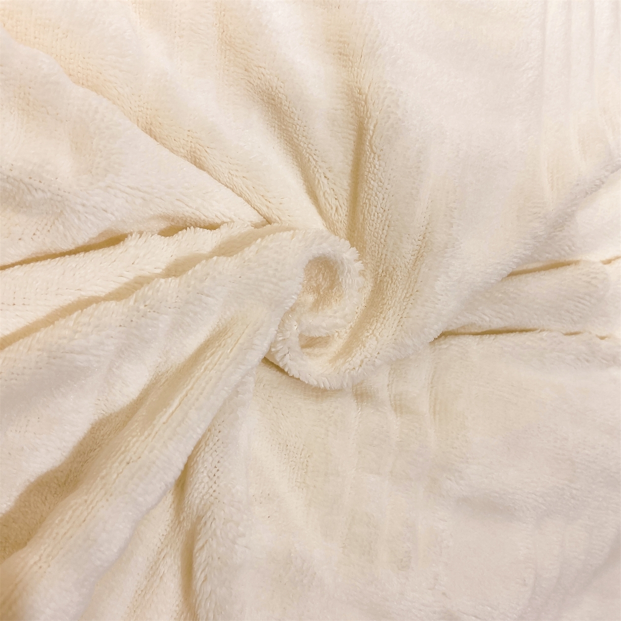 91家纺网 家纺一手货源 找家纺 灰鲸 2025新款高克重牛奶绒雕花简约纯色四件套 糖果格-奶昔白+奶茶