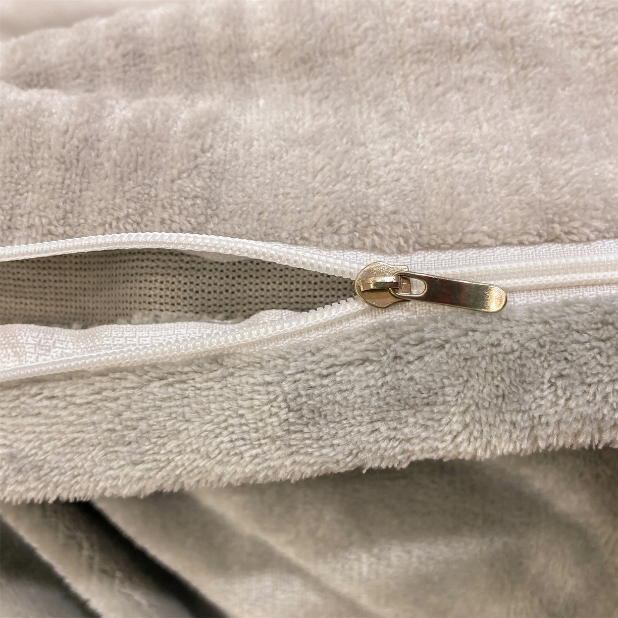 91家纺网 家纺一手货源 找家纺 灰鲸 2025新款高克重牛奶绒雕花简约纯色四件套 温妮-纳多灰+绅士灰