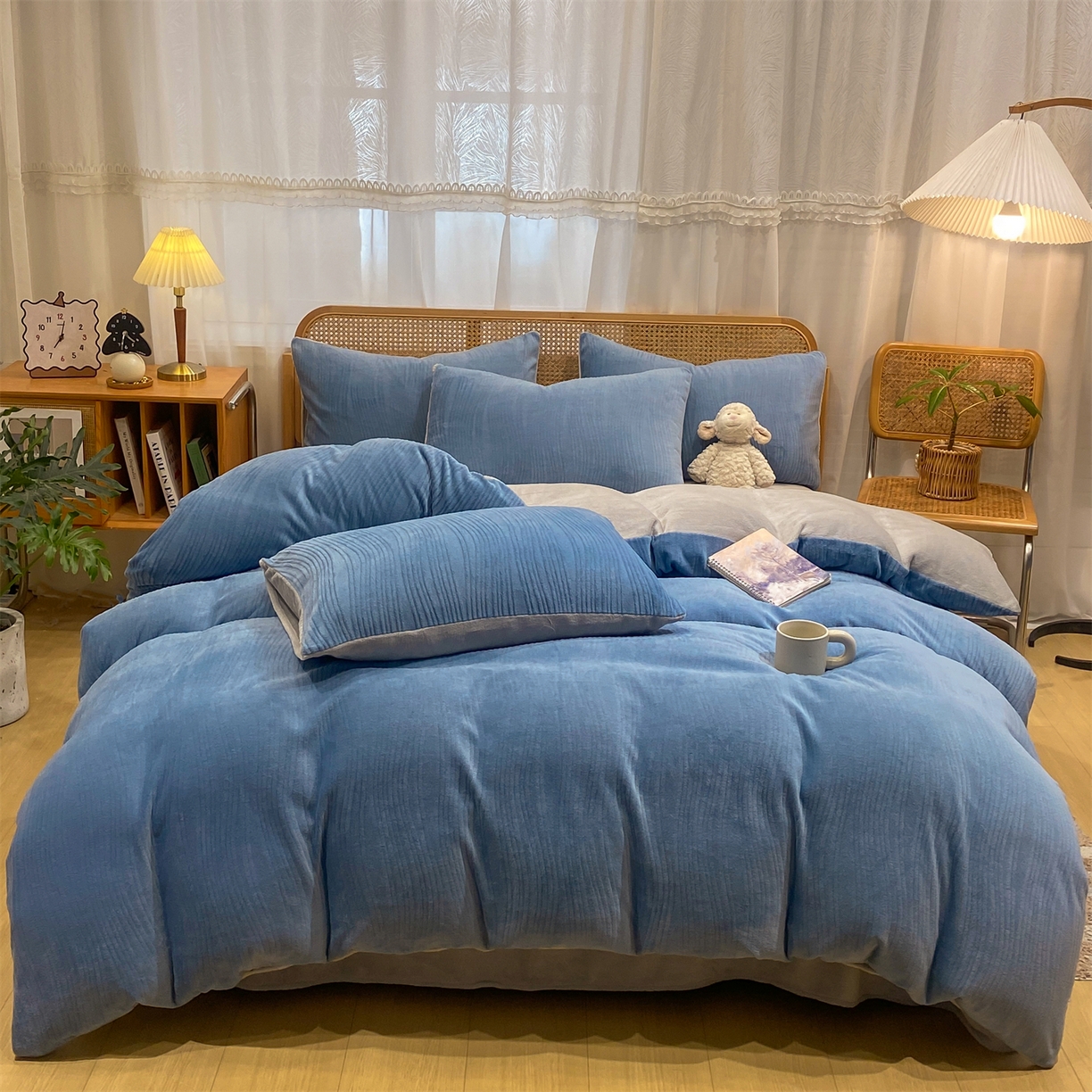 91家纺网 家纺一手货源 找家纺 灰鲸 2025新款高克重牛奶绒雕花简约纯色四件套 温妮-宾利蓝+纳多灰