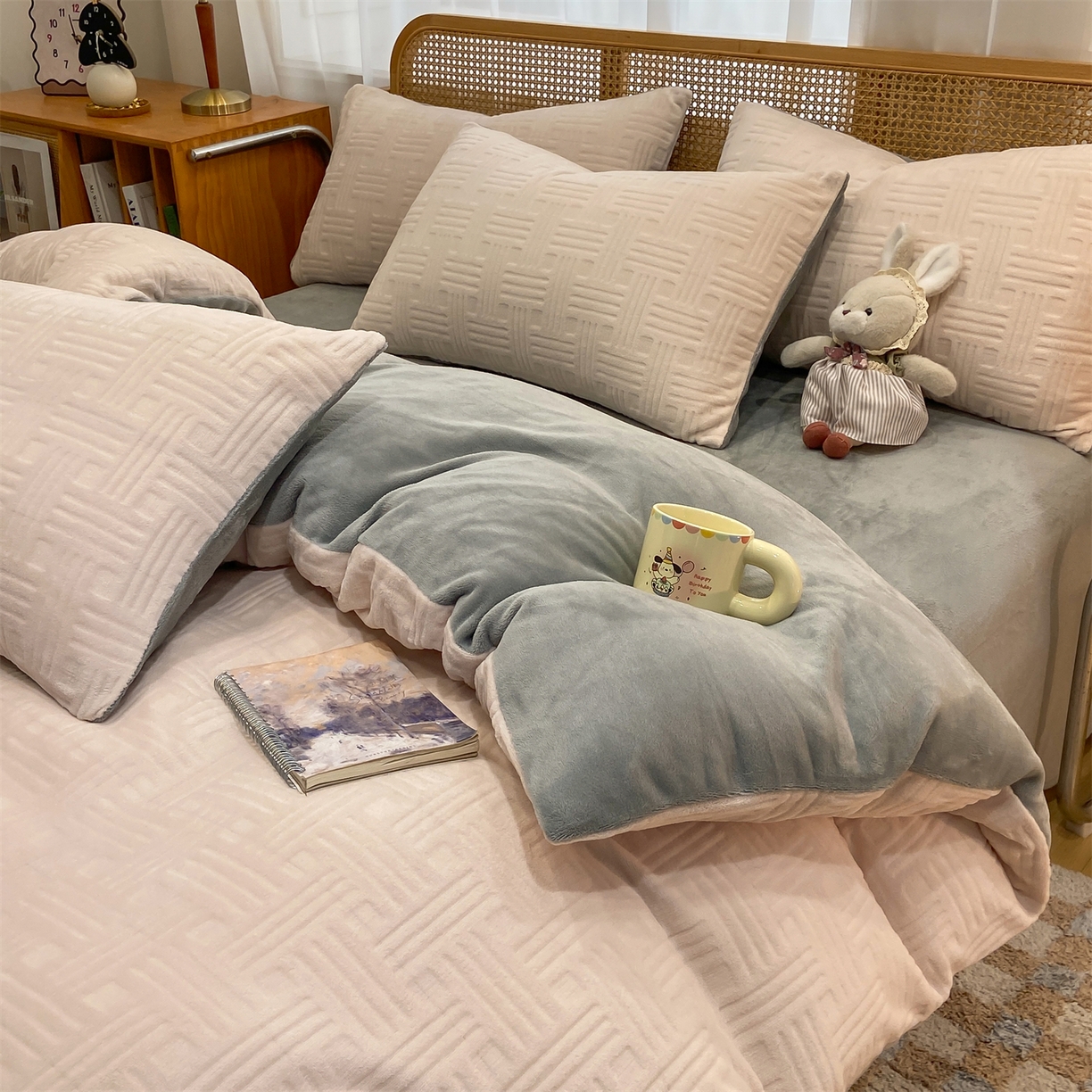 91家纺网 家纺一手货源 找家纺 灰鲸 2025新款高克重牛奶绒雕花简约纯色四件套 糖果格-奶茶+绅士灰