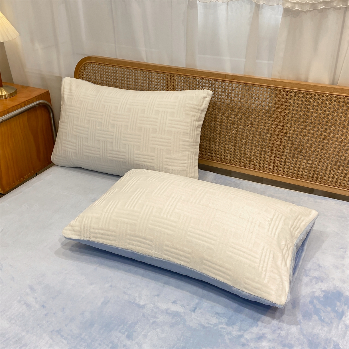 91家纺网 家纺一手货源 找家纺 灰鲸 2025新款高克重牛奶绒雕花简约纯色四件套 糖果格-奶昔白+繁星蓝