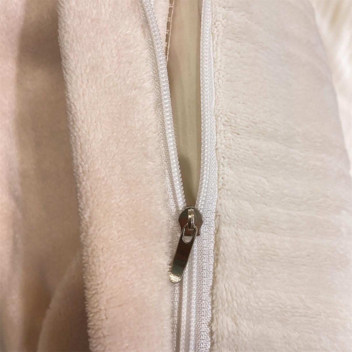 91家纺网 家纺一手货源 找家纺 灰鲸 2025新款高克重牛奶绒雕花简约纯色四件套 温妮-奶昔白+奶茶