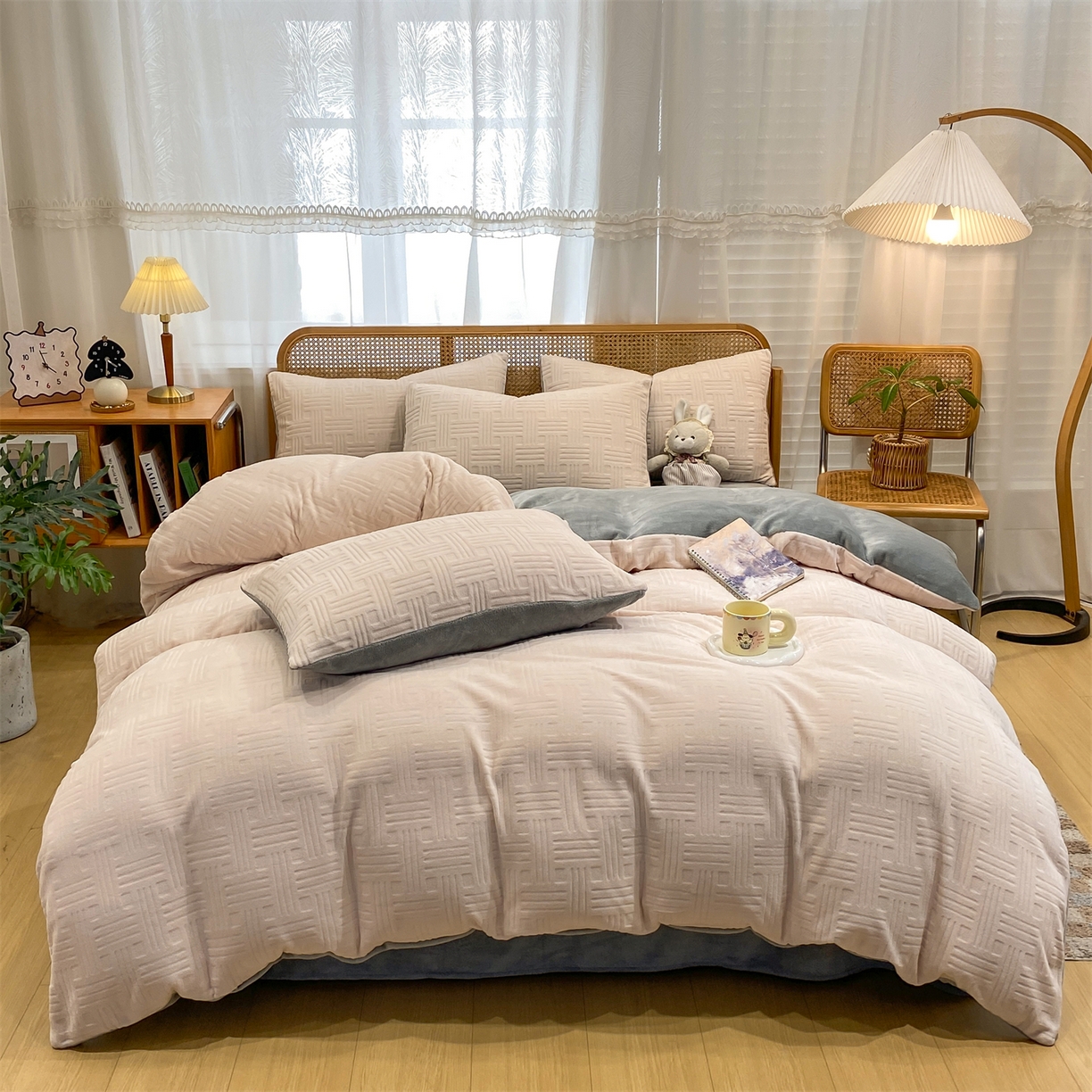 91家纺网 家纺一手货源 找家纺 灰鲸 2025新款高克重牛奶绒雕花简约纯色四件套 糖果格-奶茶+绅士灰