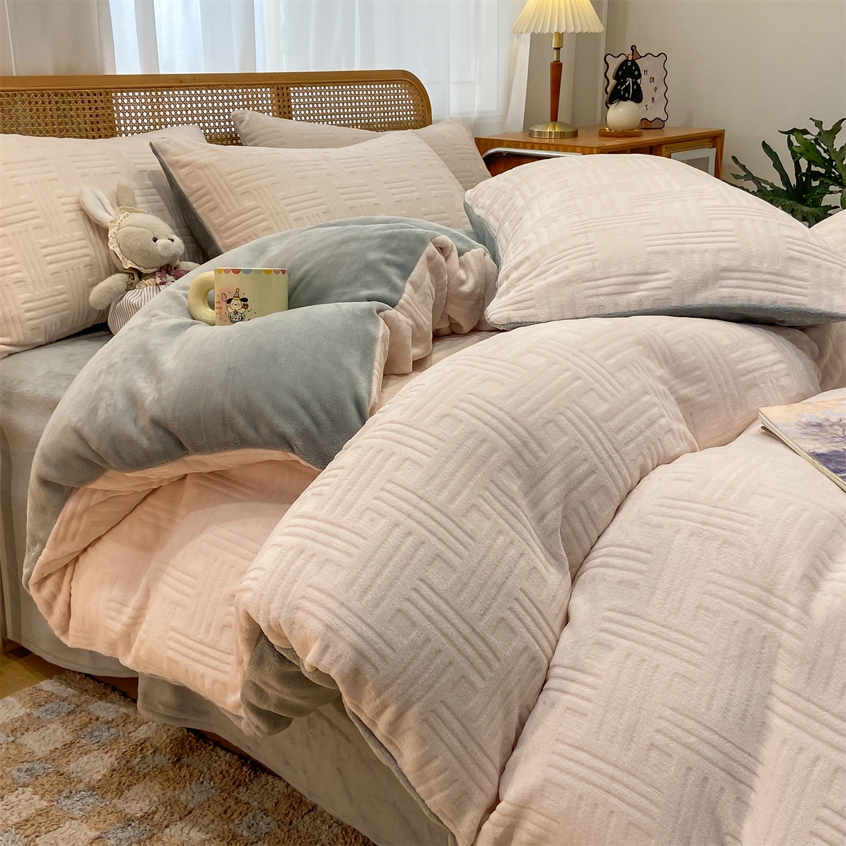 91家纺网 家纺一手货源 找家纺 灰鲸 2025新款高克重牛奶绒雕花简约纯色四件套 糖果格-奶茶+绅士灰