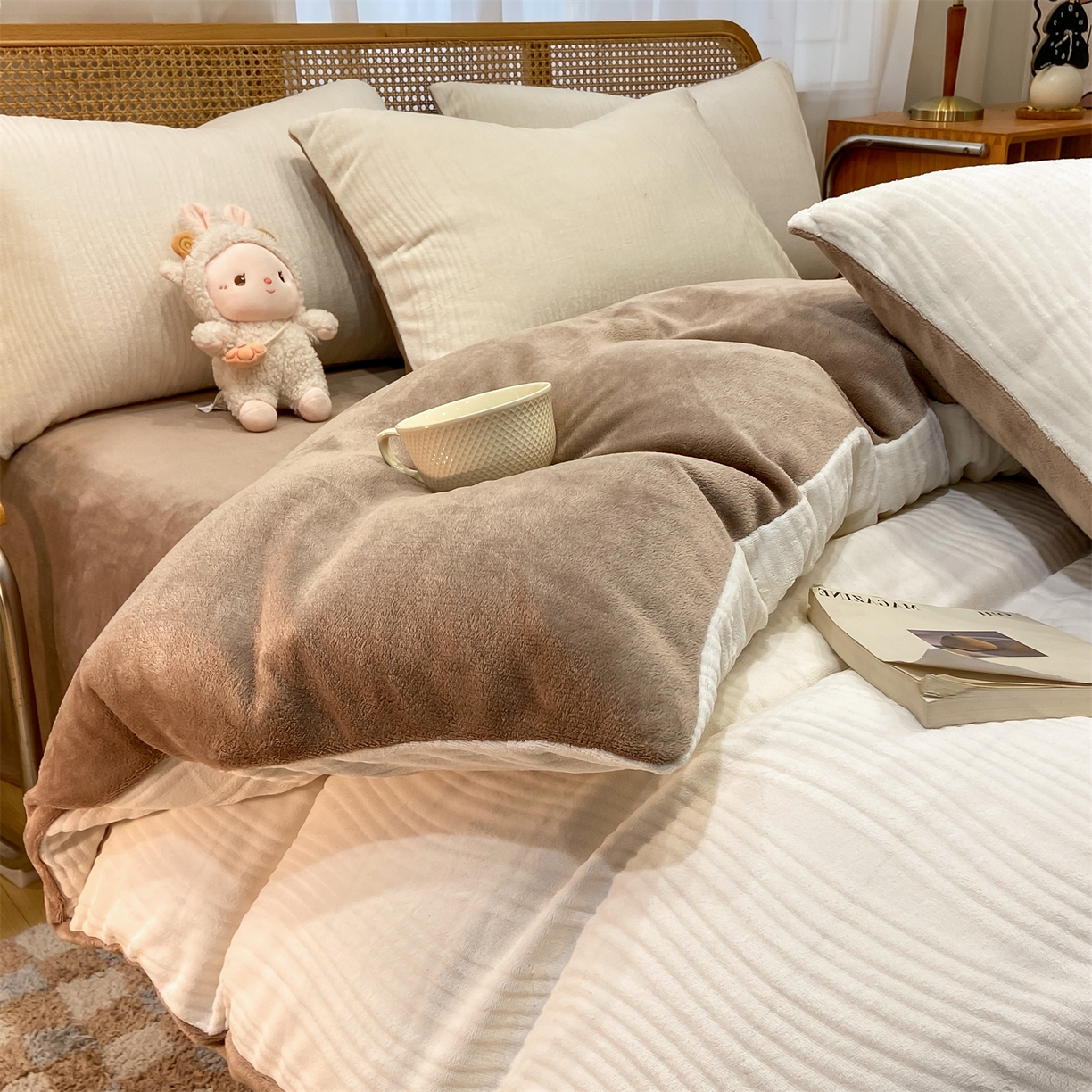 91家纺网 家纺一手货源 找家纺 灰鲸 2025新款高克重牛奶绒雕花简约纯色四件套 温妮-奶昔白+摩卡