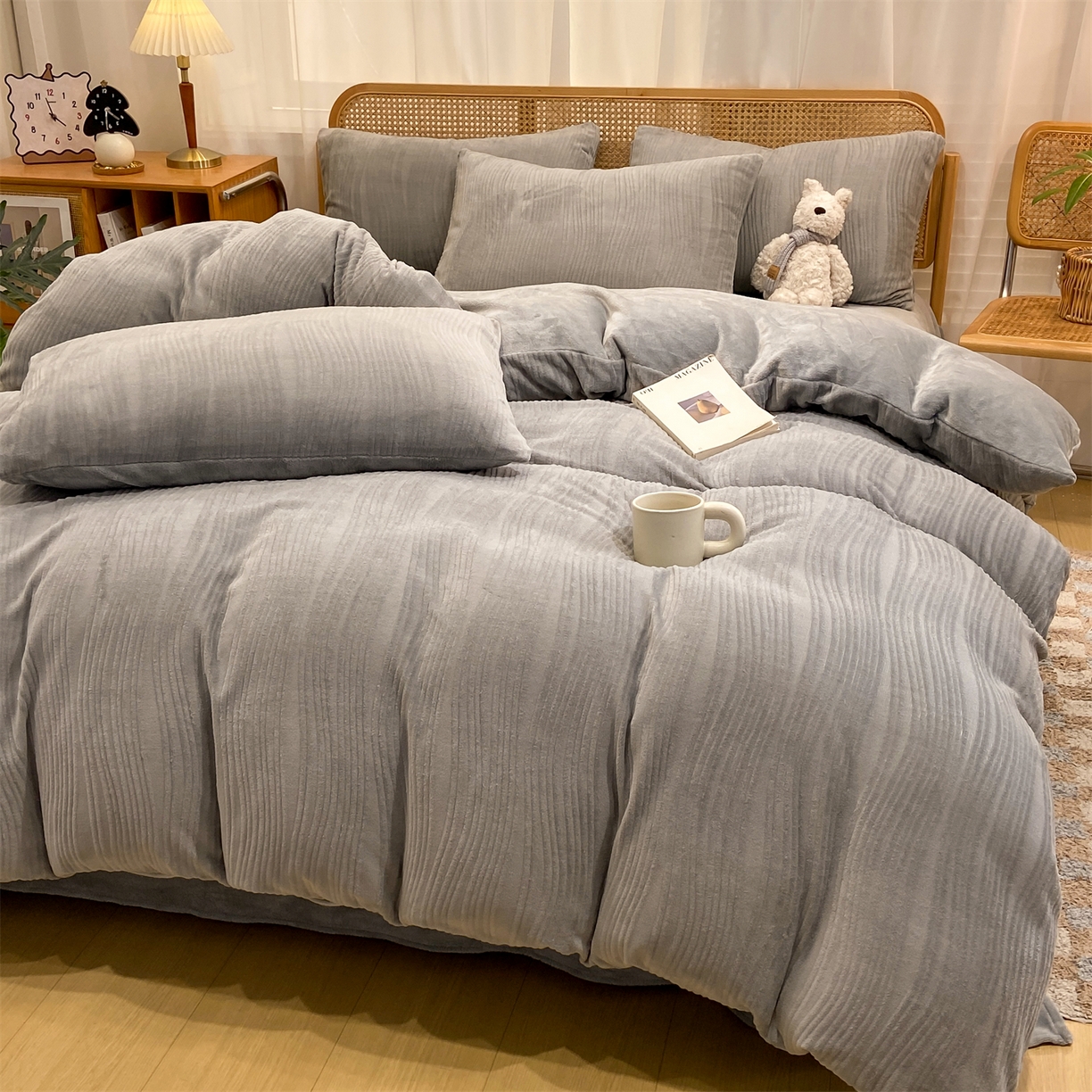 91家纺网 家纺一手货源 找家纺 灰鲸 2025新款高克重牛奶绒雕花简约纯色四件套 温妮-绅士灰