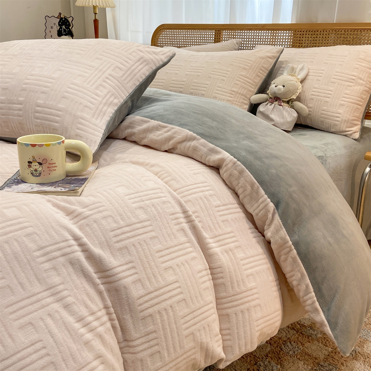 91家纺网 家纺一手货源 找家纺 灰鲸 2025新款高克重牛奶绒雕花简约纯色四件套 糖果格-奶茶+绅士灰