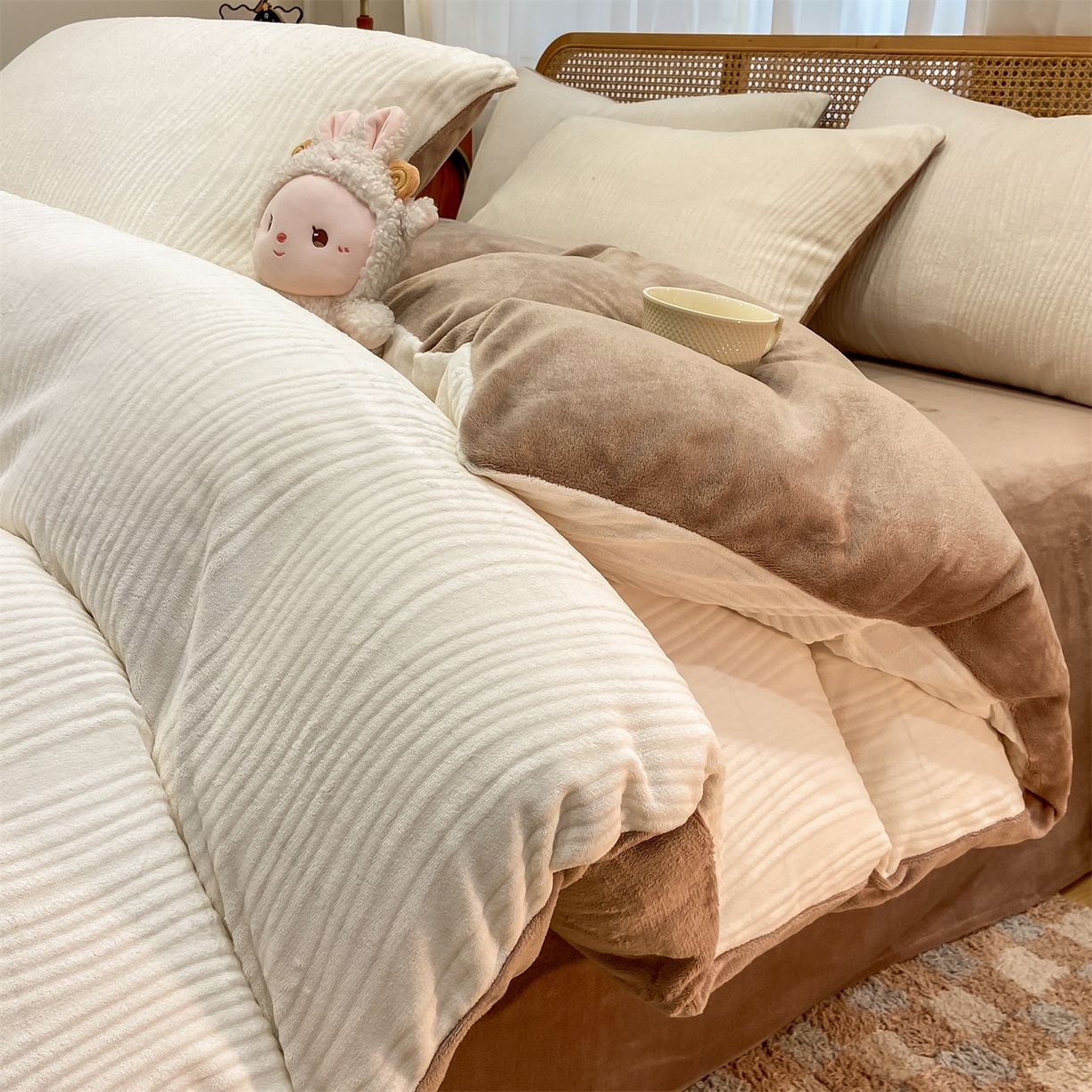 91家纺网 家纺一手货源 找家纺 灰鲸 2025新款高克重牛奶绒雕花简约纯色四件套 温妮-奶昔白+摩卡