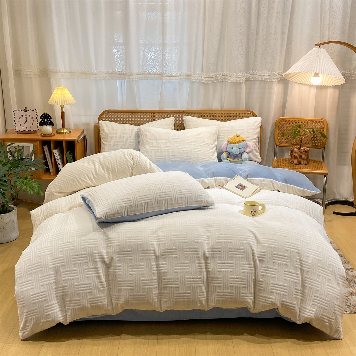 91家纺网 家纺一手货源 找家纺 灰鲸 2025新款高克重牛奶绒雕花简约纯色四件套 糖果格-奶昔白+繁星蓝