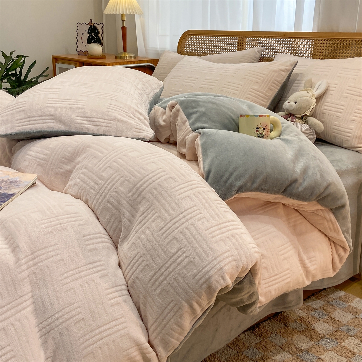 91家纺网 家纺一手货源 找家纺 灰鲸 2025新款高克重牛奶绒雕花简约纯色四件套 糖果格-奶茶+绅士灰