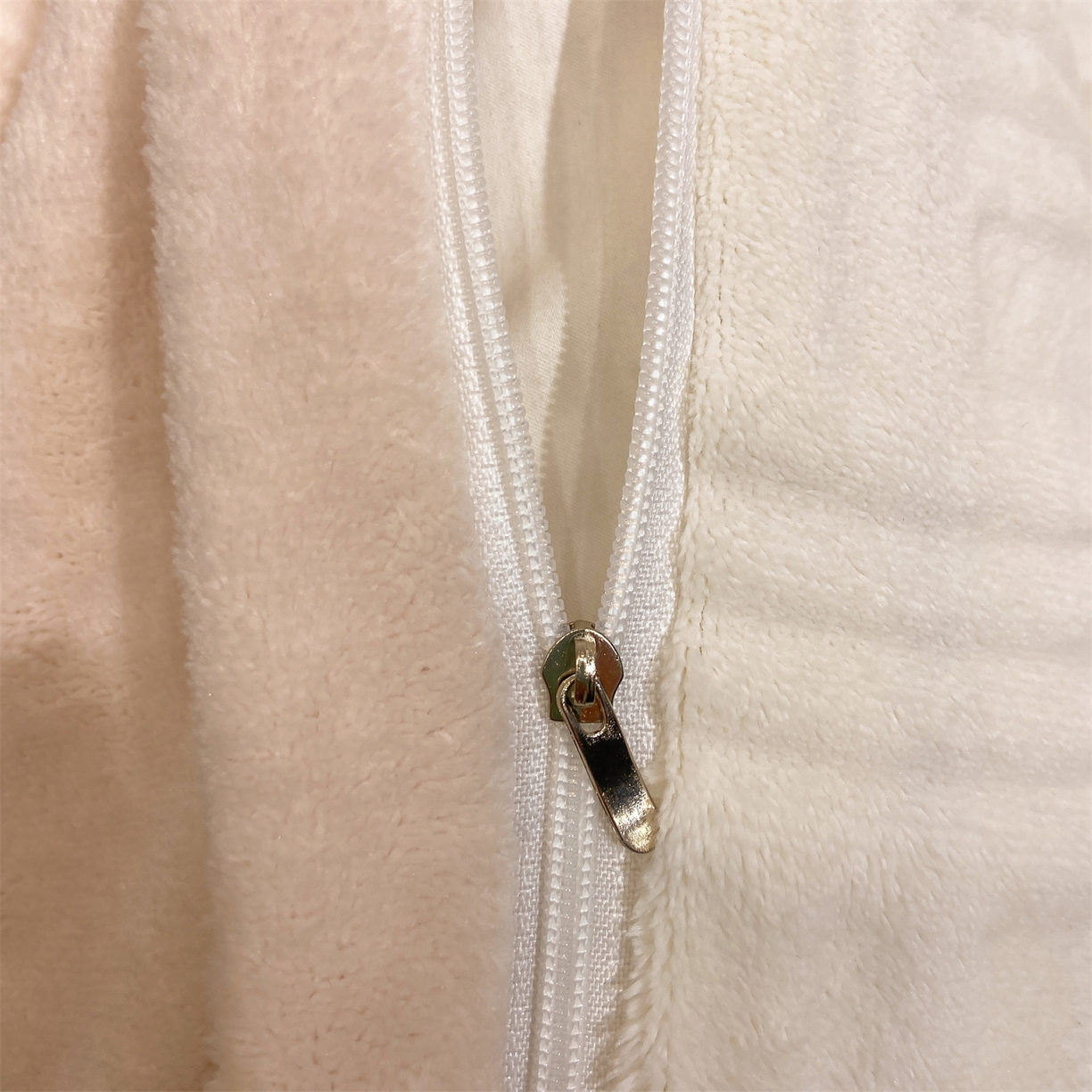 91家纺网 家纺一手货源 找家纺 灰鲸 2025新款高克重牛奶绒雕花简约纯色四件套 糖果格-奶昔白+奶茶