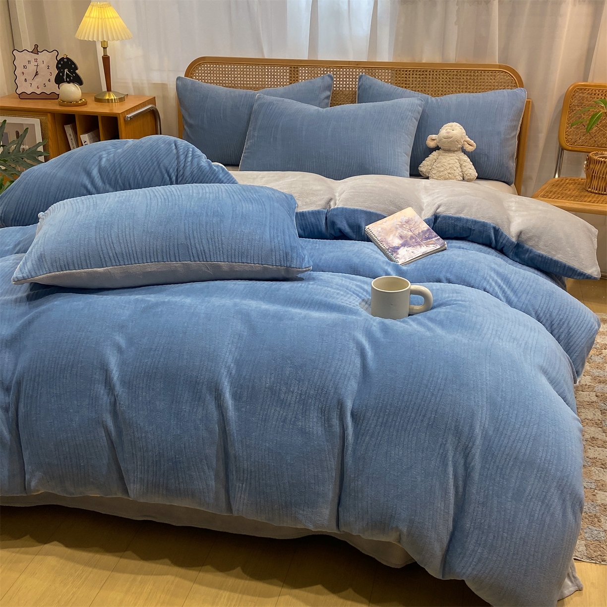 91家纺网 家纺一手货源 找家纺 灰鲸 2025新款高克重牛奶绒雕花简约纯色四件套 温妮-宾利蓝+纳多灰