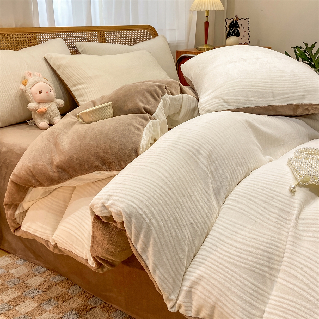 91家纺网 家纺一手货源 找家纺 灰鲸 2025新款高克重牛奶绒雕花简约纯色四件套 温妮-奶昔白+摩卡