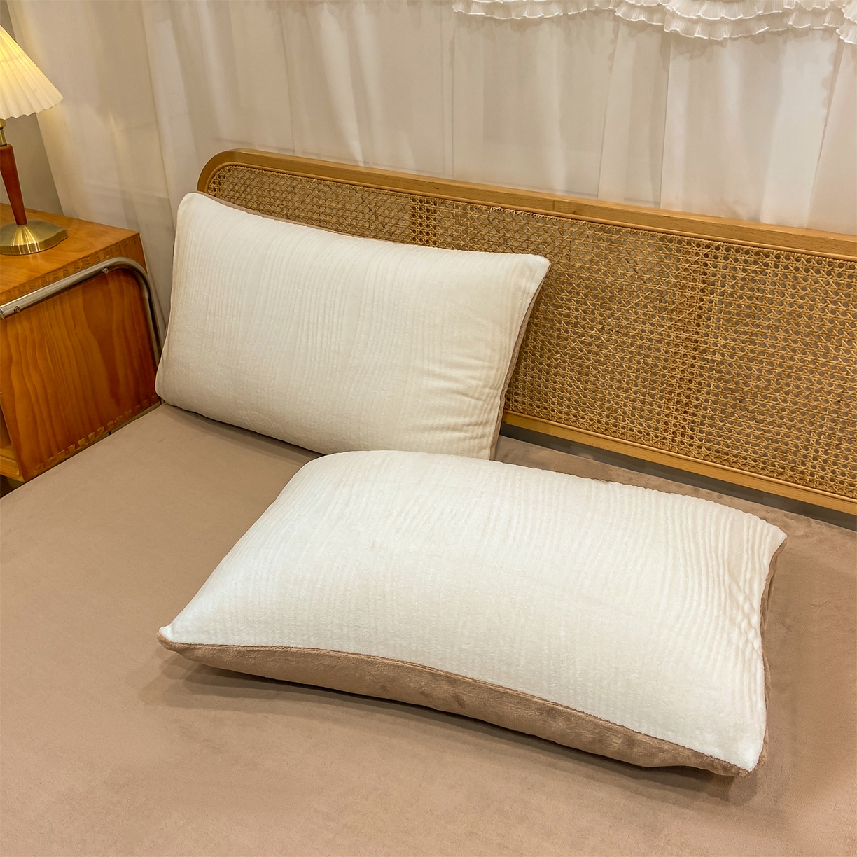 91家纺网 家纺一手货源 找家纺 灰鲸 2025新款高克重牛奶绒雕花简约纯色四件套 温妮-奶昔白+摩卡