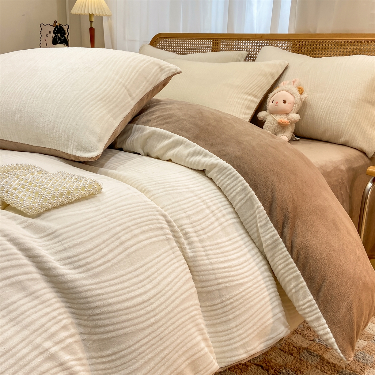 91家纺网 家纺一手货源 找家纺 灰鲸 2025新款高克重牛奶绒雕花简约纯色四件套 温妮-奶昔白+摩卡