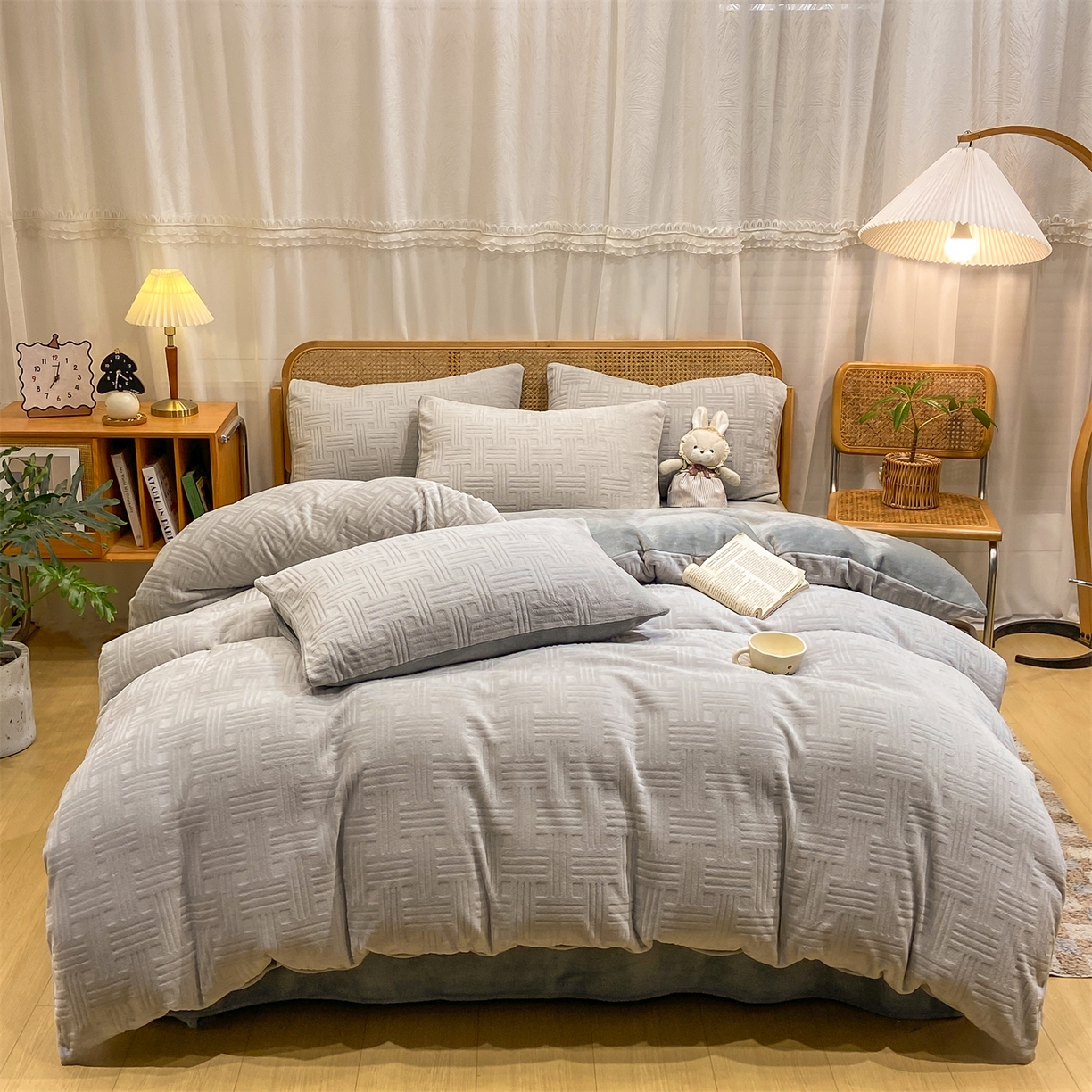 91家纺网 家纺一手货源 找家纺 灰鲸 2025新款高克重牛奶绒雕花简约纯色四件套 糖果格-纳多灰+绅士灰