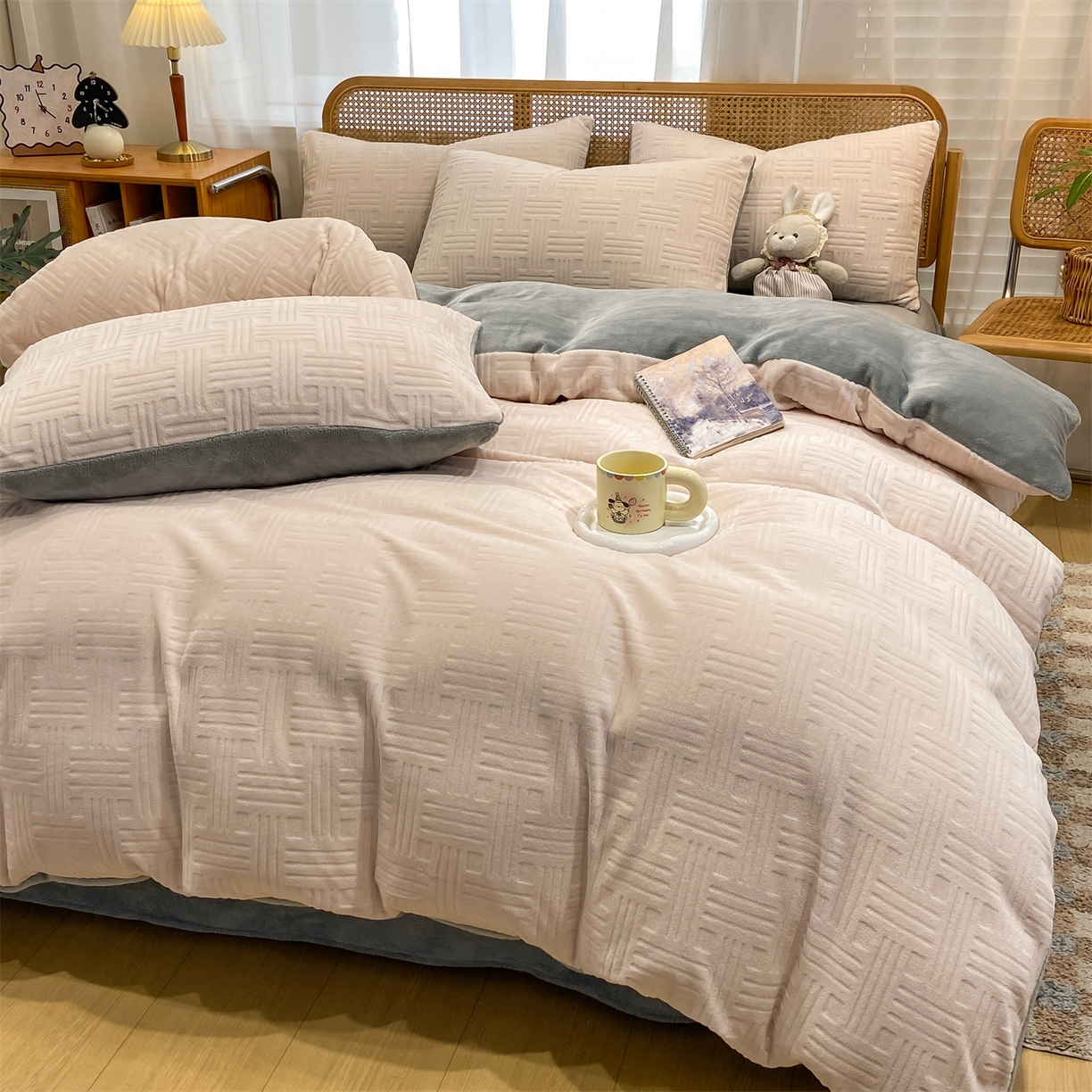 91家纺网 家纺一手货源 找家纺 灰鲸 2025新款高克重牛奶绒雕花简约纯色四件套 糖果格-奶茶+绅士灰