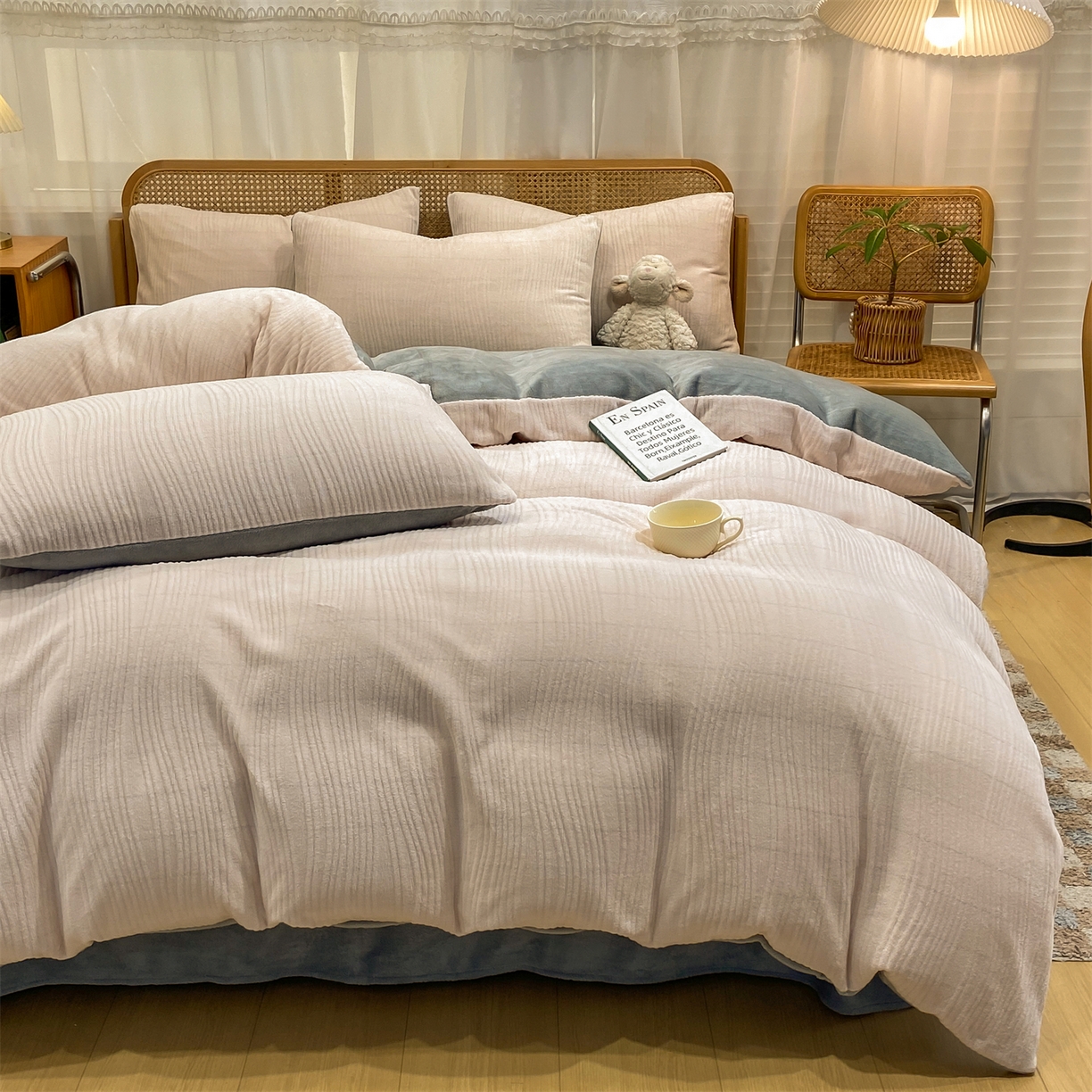 91家纺网 家纺一手货源 找家纺 灰鲸 2025新款高克重牛奶绒雕花简约纯色四件套 温妮-奶茶+绅士灰