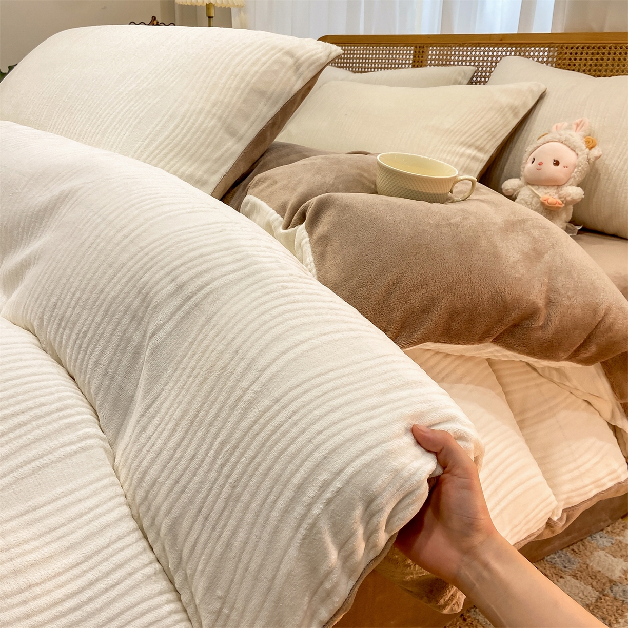 91家纺网 家纺一手货源 找家纺 灰鲸 2025新款高克重牛奶绒雕花简约纯色四件套 温妮-奶昔白+摩卡